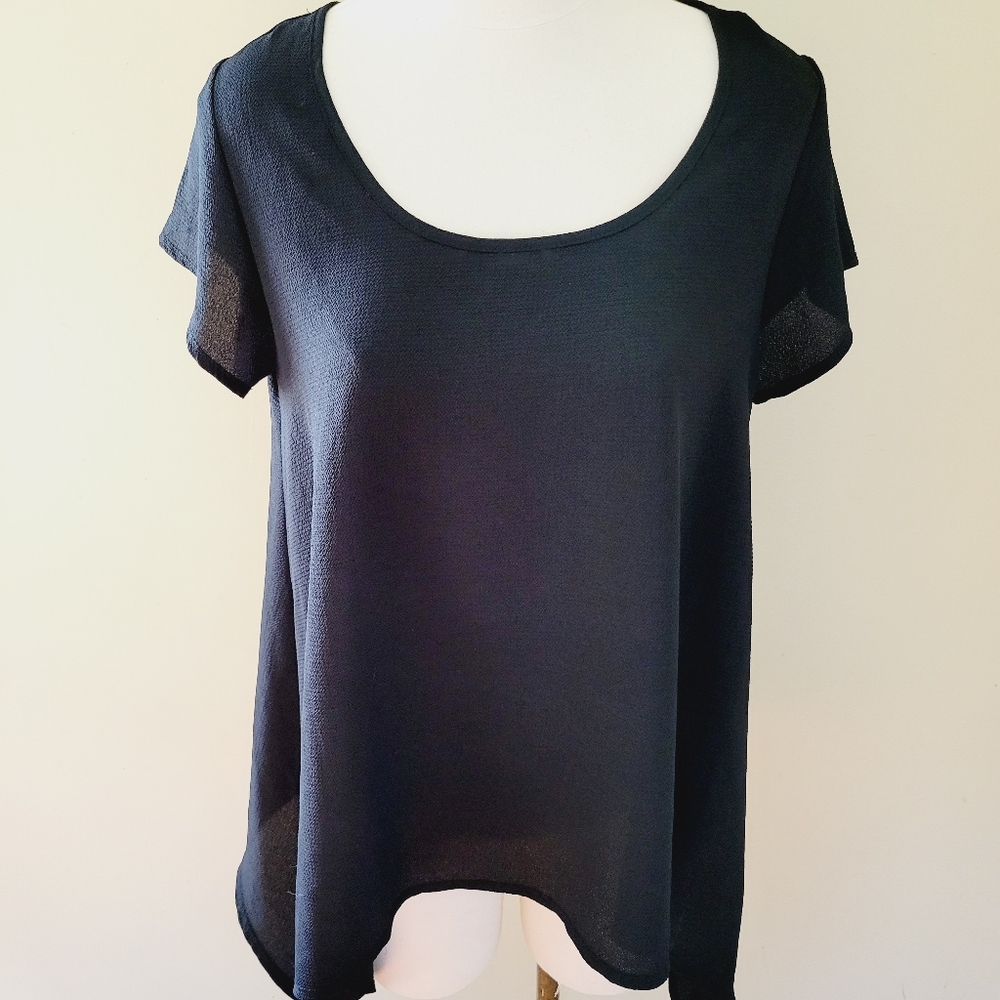 LC by Laura Cruz crepe sharkbite blouse size small
